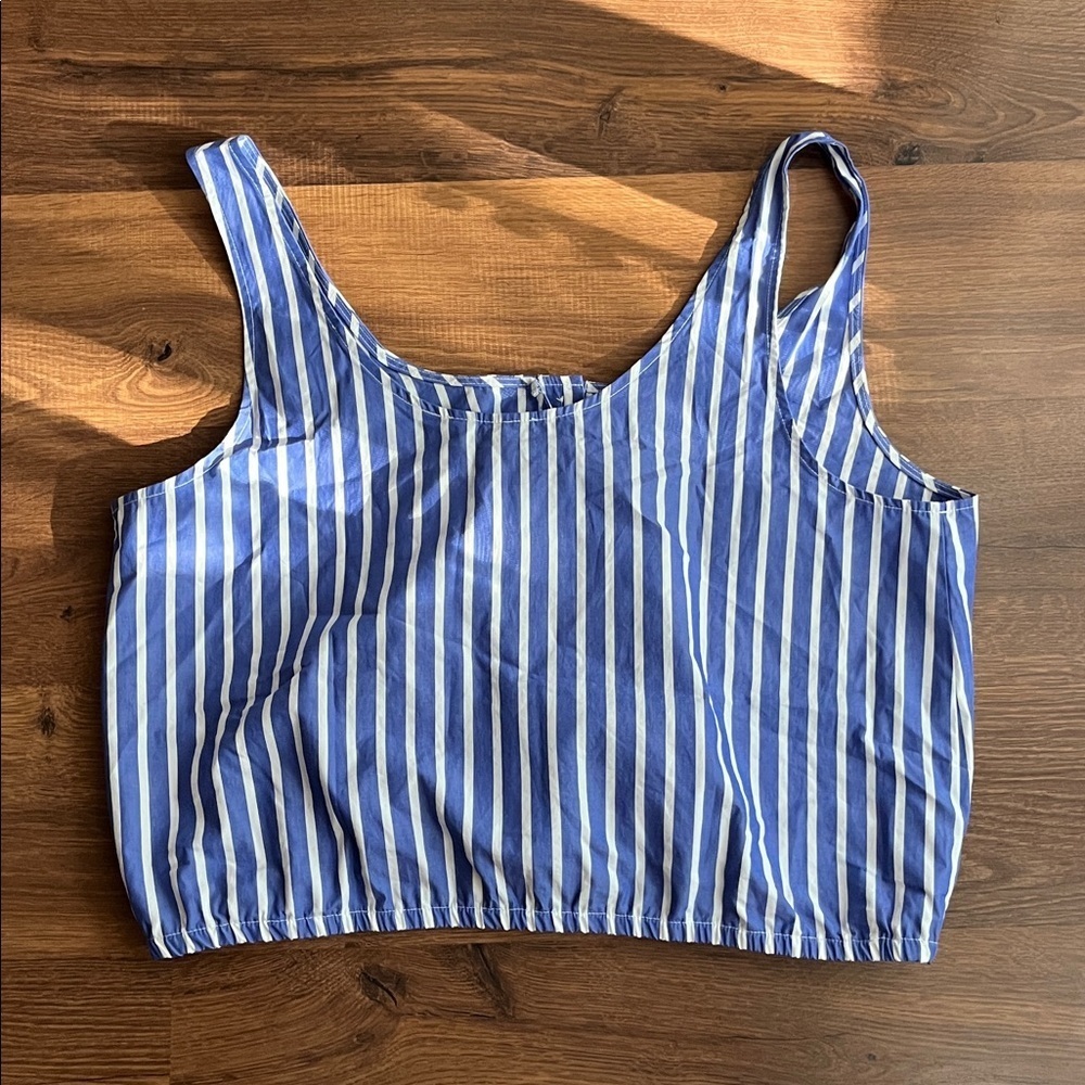 ✨ NEW Cinched-Hem Crop Top ✨ - Picture 3 of 10